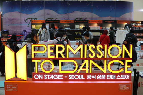 그룹 방탄소년단(BTS) 서울 콘서트 ‘BTS 퍼미션 투 댄스 온 스테이지 - 서울(BTS PERMISSION TO DANCE ON STAGE - SEOUL)’가 열리는 첫 날인 10일 오후 서울 잠실 롯데 월드몰 BTS 공식상품 판매 스토어를 찾은 팬들이 공연 전 다양한 상품들을 즐기고 있다. 2022.3.10/뉴스1 © News1