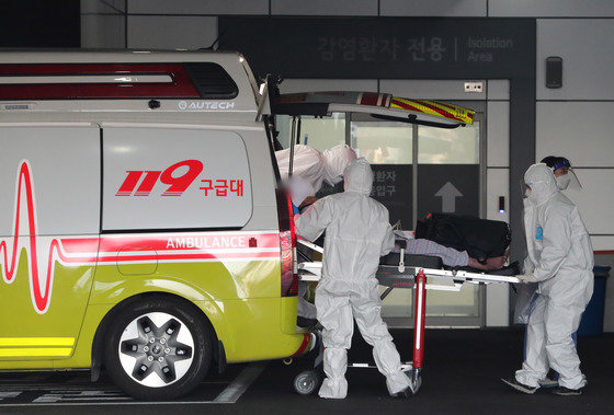 10일 서울 중랑구 서울의료원에서 응급의료센터에서 구급대원들과 의료진들이 환자를 이송하고 있다. /뉴스1