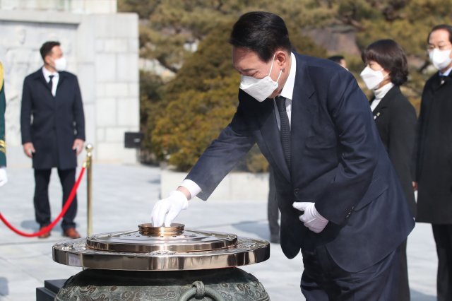 윤석열 대통령 당선인이 10일 서울 동작구 국립서울현충원 현충탑을 찾아 참배하며 분향을 하고 있다. 사진공동취재단