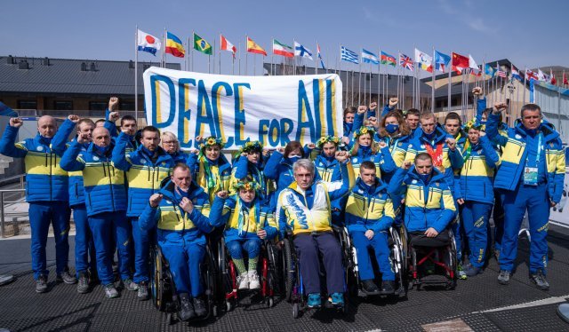 2022 베이징 겨울패럴림픽(장애인올림픽) 장자커우 선수촌에 모여 전쟁 중단을 촉구하는 우크라이나 선수단. 국제패럴림픽위원회(IPC) 제공
