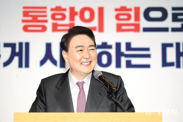 “국민과 소통, 야당과 협치” 윤석열 대통령 당선인이 10일 서울 여의도 국회도서관에서 당선 인사 겸 기자회견을 하고
 있다. 윤 당선인은 “의회와 소통하고 야당과 협치하겠다. 국정 현안을 놓고 국민들과 진솔하게 소통하겠다”고 말했다. 또 “기자 
여러분과 간담회를 자주 갖겠다. 언론 앞에 자주 서겠다”고도 했다. 장승윤 기자 tomato99@donga.com