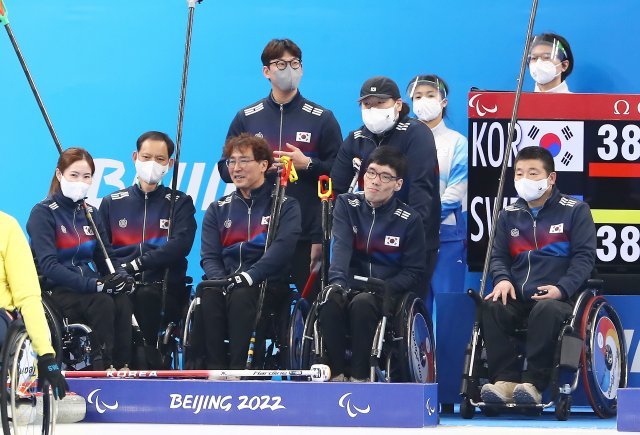 한국 휠체어 컬링 대표 ‘팀 장윤정고백’. 앞줄 왼쪽부터 백혜진, 윤은구, 정성훈, 고승남, 장재혁. 대한장애인체육회 제공