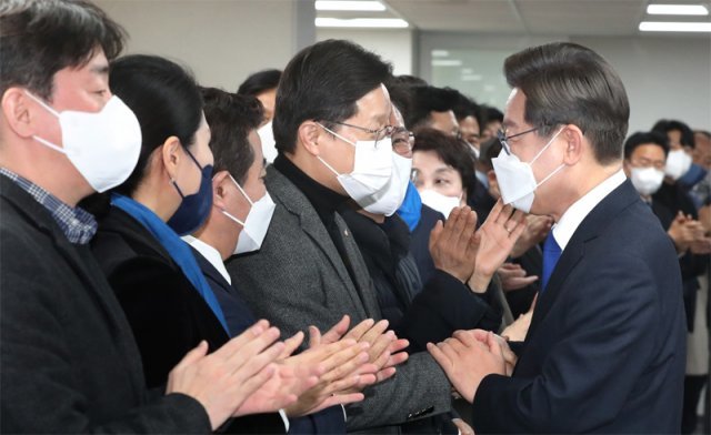 대선에서 패배한 더불어민주당 이재명 후보(오른쪽)가 10일 서울 여의도 중앙당사에서 열린 선거대책위원회 해단식에 참석해 도열한 의원들의 손을 잡으며 감사를 전하고 있다. 사진공동취재단