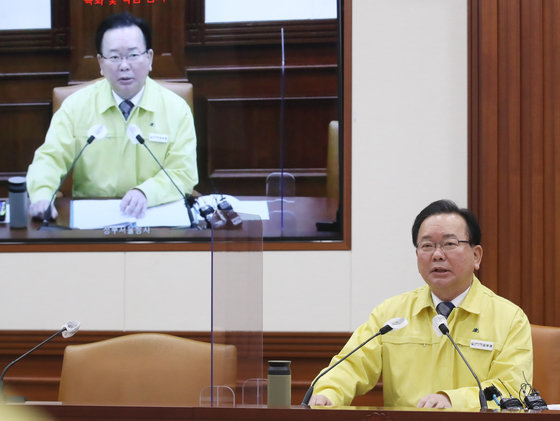 김부겸 국무총리가 지난 2일 서울 종로구 정부서울청사에서 열린 신종 코로나바이러스 감염증(코로나19) 중앙재난안전대책본부회의(중대본)를 주재하며 발언 하고 있다. 2022.3.2/뉴스1 © News1