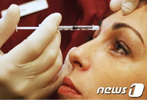 한 여성이 보톡스 시술을 받고 있다. (사진=AFP) © News1