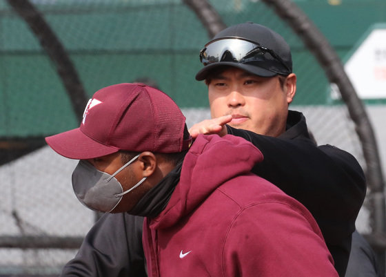 류현진(토론토 블루제이스)과 메이저리그(MLB) LA 다저스에서 뛸 당시 절친이었던 야시엘 푸이그(키움 히어로즈)가 4일 대전 한화생명 이글스파크에서 연습경기에 앞서 만나 인사하고 있다. 2022.3.4/뉴스1