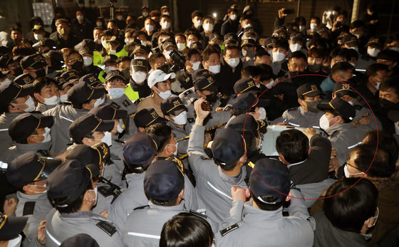 경찰이 10일 인천시 부평구 삼산체육관에서유튜브 채널 ‘가로세로 연구소(가세연)’ 와 일부 시민들이 이동을 못하도록 막은 투표함을 이동시키고 있다. 2022.3.10/뉴스1