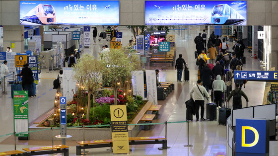 6일 인천국제공항 1터미널 입국장에서 해외입국자들이 방역요원의 안내를 따라 이동하고 있다. 2022.3.6/뉴스1