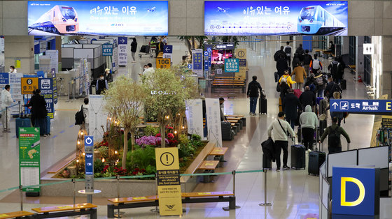 6일 인천국제공항 1터미널 입국장에서 해외입국자들이 방역요원의 안내를 따라 이동하고 있다.2022.3.6/뉴스1