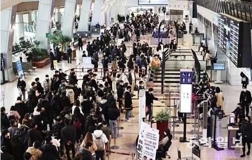 서울 강서구 김포국제공항 국내선 청사 3층 출발장에서 탑승 수속을 기다리는 여행객들. 양회성 기자 yohan@donga.com