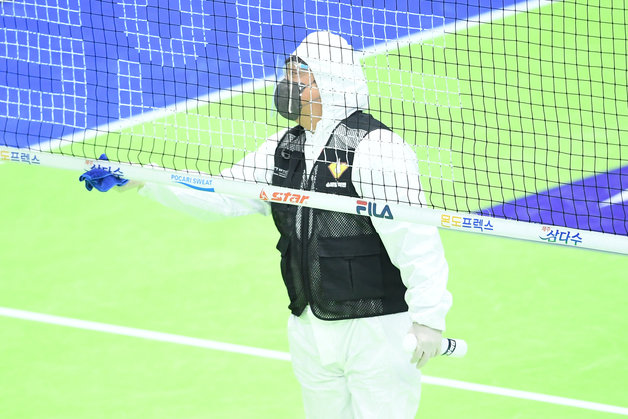 프로배구 경기에서 방역 담당자가 세트를 마친 뒤 네트 방역 작업을 하고 있다 (한국배구연맹 제공) © 뉴스1