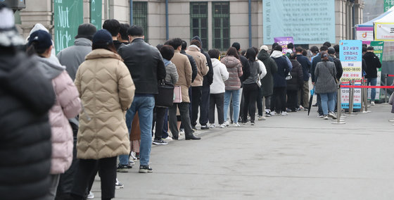 11일 서울 중구 서울역광장에 마련된 선별진료소를 찾은 시민들이 신종 코로나 바이러스 감염증(코로나19) 검사를 받기 위해 줄을 서 있다. 뉴스1