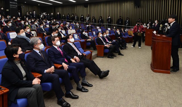 이준석 국민의힘 대표가 10일 서울 여의도 국회에서 열린 의원총회에서 모두발언을 하고 있다. 사진공동취재단