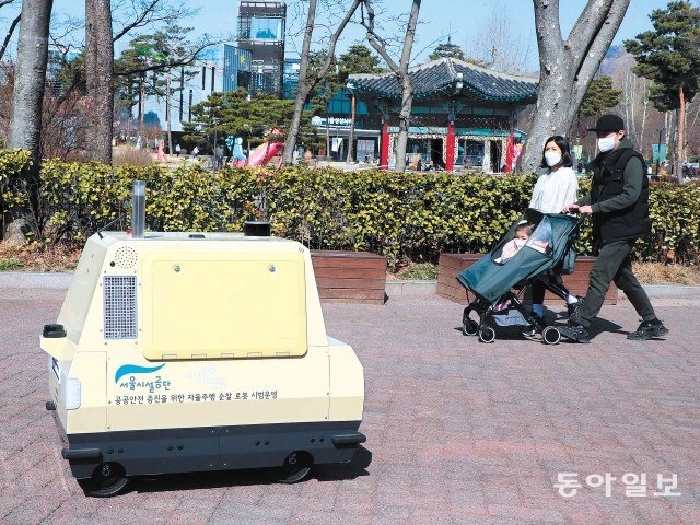 3일 서울 광진구 어린이대공원에서 시민들이 순찰·방역로봇 ‘패트로버’를 바라보고 있다. 로봇은 위험 상황을 감시하고 방역을 위한 소독약을 분사한다. 김동주 기자 zoo@donga.com