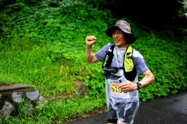 이무웅 씨가 국내 한 트레일러닝 대회에 참가해 달리며 환호하고 있다. 이무웅  씨 제공.