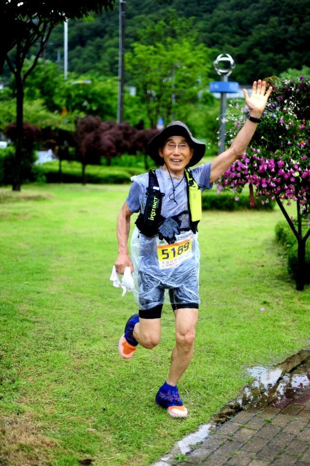 이무웅 씨가 국내 한 트레일러닝 대회에 참가해 달리며 환호하고 있다. 이무웅  씨 제공.