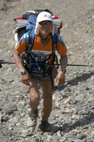 한 사막마라톤에 참가해 질주하고 있는 이무웅 씨. 이무웅 씨 제공.