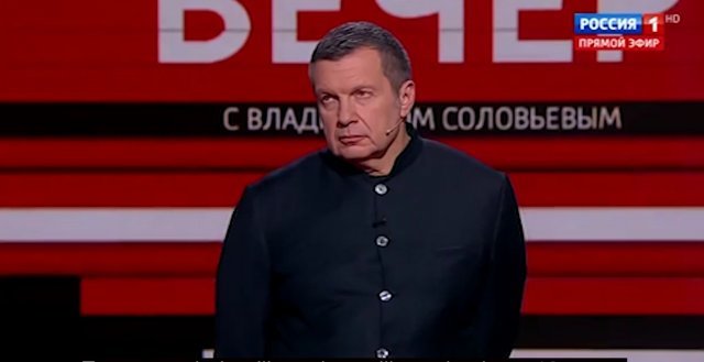 러시아 국영방송 ‘러시아1’의 토크쇼 진행자 블라디미르 솔로비예프가 불만스런 표정으로 패널들의 우크라이나 침공에 대한 비판적 발언을 듣고있다. 러시아 국영방송 영상 캡처