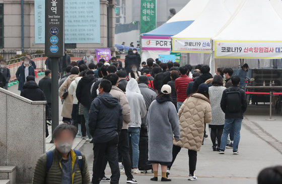 11일 서울 중구 서울역광장에 마련된 선별진료소를 찾은 시민들이 신종 코로나 바이러스 감염증(코로나19) 검사를 받기 위해 줄을 서 있다. 2022.3.11/뉴스1 © News1