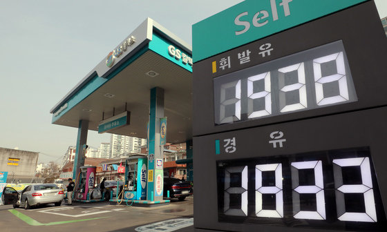 10일 서울시의 한 주유소에서 시민들이 자동차에 주유를 하고 있다. /뉴스1 © News1