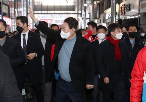 윤석열 대통령 당선인이 경북 포항 북구 죽도시장을 방문해 상인들과 인사하고 있다. 사진공동취재단