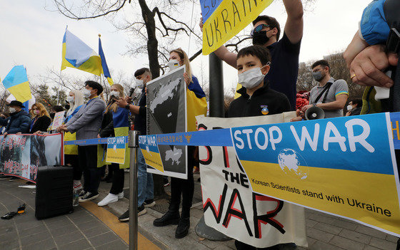 재한 우크라이나인들이 12일 오후 중구 서울시립미술관 앞에서 러시아 규탄 및 전쟁 중단 촉구집회를 하고 있다. 2022.3.12/뉴스1