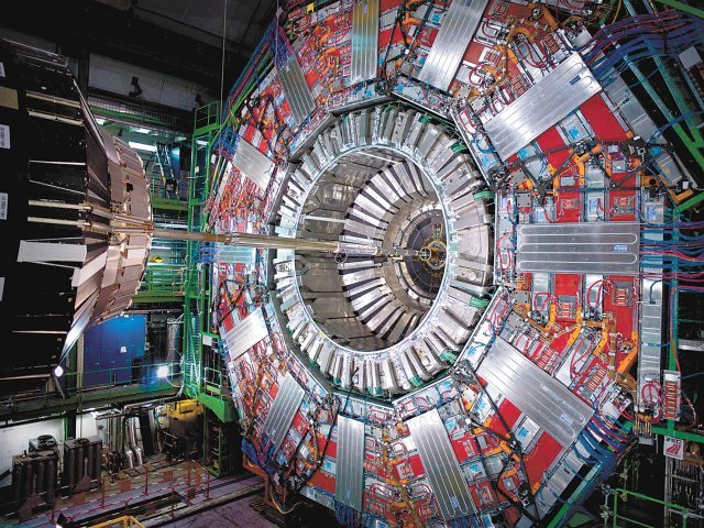 빛의 속도로 이동하는 입자를 충돌시켜 빅뱅 직후의 우주 환경을 구현하는 거대강입자충돌기(LHC)가 3월부터 시운전을 시작해 4월 
3단계 가동에 본격적으로 돌입한다. 3단계 가동을 통해 힉스 입자의 본질을 탐구하고, 암흑물질을 관측할 계획이다. 사진은 LHC의
 대형검출기 중 하나인 CMS. CERN 제공