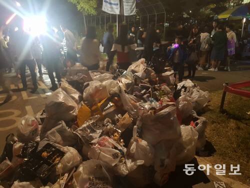 코로나19 이전인 2018년 서울 영등포구에서 열린 한 축제 후 버려진 쓰레기. 관객들이 먹고 마신 음식 포장재 쓰레기들이 가득하다. 동아일보DB