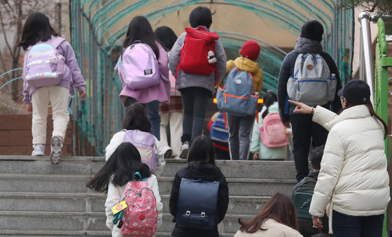 11일 오전 서울 한 초등학교에서 학생들이 등교를 하고 있는 모습. 2022.3.11/뉴스1