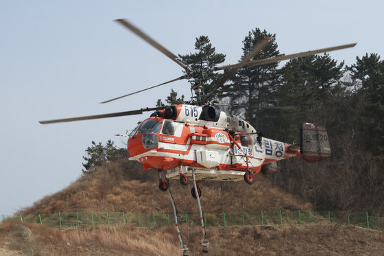 12일 산림청 산림항공본부 공중진화대원들이 탑승한 산림청 산불진화헬기(KA-32)가 울진산림항공관리소 활주로에서 이륙하고 있다. 공중진화대는 특수부대 출신들로 헬기 급속로프를 이용 산불 가운데 뛰어들어 방화선을 구축하고 기계화장비 등으로 진화작업을 하는 최정예 진화팀이다.(산림청제공)