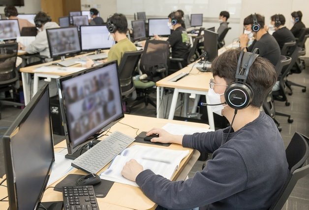 삼성 온라인 직무적성검사(GSAT)를 앞두고 감독관들이 응시자들을 대상으로 예비소집을 진행한 모습 © 뉴스1