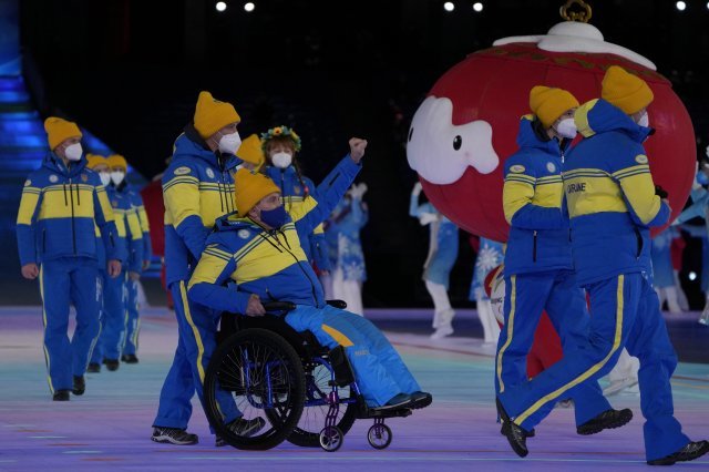 2022 베이징 패럴림픽(장애인올림픽) 개회식에 입장하고 있는 우크라이나 선수단. 베이징=AP 뉴시스