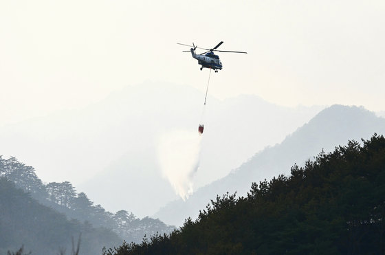 11일 오후 경북 울진군 일대에서 경찰 헬기가 화재 진화 작업을 하고 있다. (총리실 제공) 2022.3.11/뉴스1 © News1