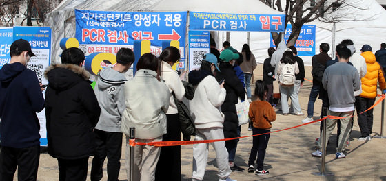 대전시청에 마련된 임시선별검사소에서 시민들이 줄을 서 검사를 기다리고 있다.  ⓒ News1