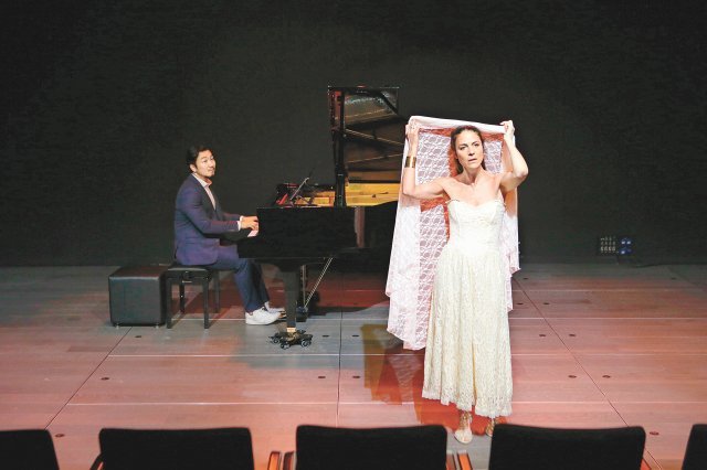 7일 독일 함부르크의 엘프필하모니에서 공연된 ‘페드르’. 안종도(왼쪽)의 피아노 연주에 맞춰 배우 라파엘 부샤르가 페드르의 감정을 모노드라마로 연기하고 있다. 에피파니모먼츠 제공