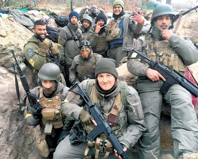 우크라이나 현지에서 ‘국제군단’에 소속된 의용군들이 기념사진을 찍고 있다. 우크라이나군에 따르면 이들은 미국, 영국, 스웨덴, 멕시코 등 다양한 국적을 갖고 있다. 사진 출처 소셜네트워크서비스