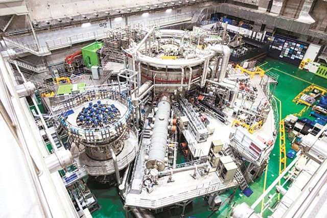 태양은 ‘핵융합’을 통해 에너지를 생산한다. 이런 원리를 적용한 대전 한국핵융합에너지연구원의 한국형 핵융합 연구시설인 한국형초전도핵융합장치(KSTAR). 사진 출처 한국핵융합에너지연구원