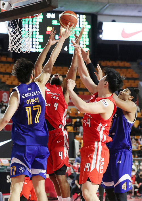 13일 서울 잠실학생체육관에서 열린 SK와 삼성의 프로농구 경기에서 양 팀 선수들이 치열하게 리바운드 다툼을 하고 있다. 서울 
라이벌 팀 간 경기에서 선두 SK가 최하위 삼성을 103-86으로 대파했다. 이날 승리로 시즌 37승 10패를 기록한 SK는 
정규리그 자력 우승까지 2승만을 남겨뒀다. 뉴스1