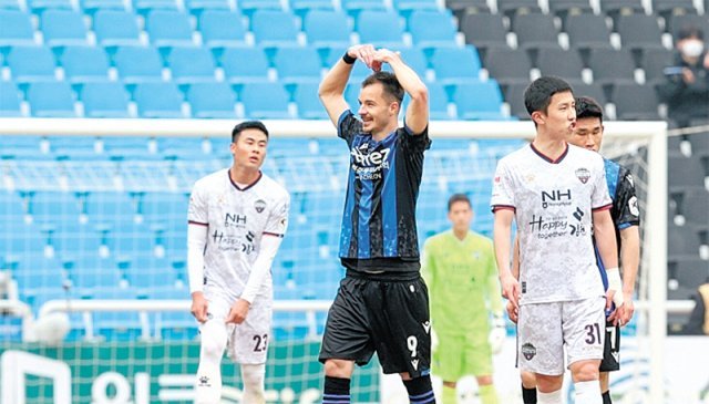 인천 유나이티드의 외국인 공격수 무고사(왼쪽에서 두 번째)가 전반 15분 결승골을 터뜨린 뒤 머리 위로 하트를 만드는 세리머니를 펼치고 있다. 인천=뉴시스