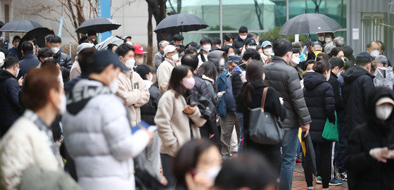 13일 서울 성동구청 앞에 마련된 신종 코로나 바이러스 감염증(코로나19) 선별진료소에서 시민들이 코로나19 검사를 기다리고 있다. 2022.3.13/뉴스1