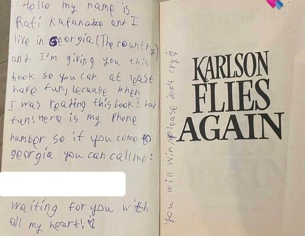 조지아의 라티가 책 기부와 함께 남긴 메모. (인스타그램 갈무리) © 뉴스1