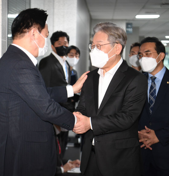 2021년 10월 28일 이재명 더불어민주당 대선 후보가  여의도 국회의원회관에서 열린 김두관 의원과의 회동에 앞서 악수를 나누고 있다. ⓒ News1 오대일 기자