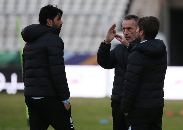 파울루 벤투 대한민국 축구대표팀 감독이 26일 오후(현지시간) 레바논 시돈 사이다 시립 경기장에서 27일 열리는 ‘2022 카타르월드컵 아시아 최종예선 A조 7차전‘ 레바논과의 경기를 앞두고 공식 훈련에서 코치들과 대화를 나누고 있다. 2022.1.26/뉴스1 © News1 김진환 기자