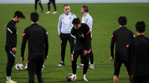 파울루 벤투 대한민국 축구대표팀 감독이 29일 오후(현지시간) 아랍에미리트(UAE) 두바이 폴리스 오피서즈 클럽에서 오는 2월 1일 열리는 ‘2022 카타르월드컵 아시아 최종예선 A조 8차전‘ 시리아전 대비 훈련하는 선수들을 지켜보고 있다. 2022.1.29/뉴스1 © News1 김진환 기자
