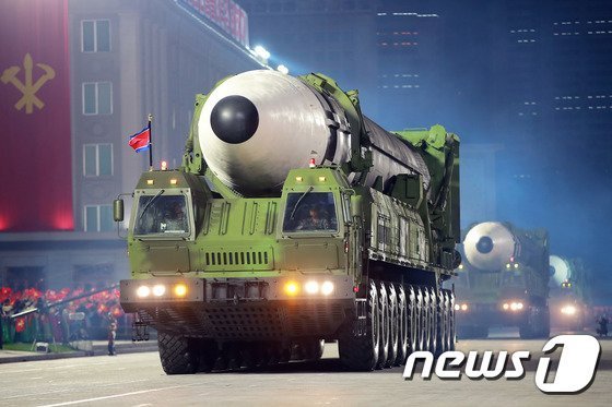 북한의 신형 대륙간탄도미사일(ICBM) ‘화성-17형’.평양 노동신문