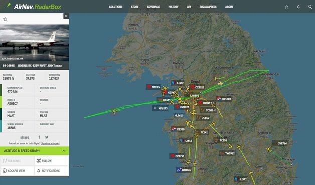 미 공군 정찰기 RC-135V ‘리벳조인트’가 14일 오전 한반도 상공에 출격해 서해 일대와 강원도 상공을 동서 방향으로 왕복 비행하며 임무를 수행했다. 빨간색 네모 2개는 주한미군 정찰기 RC-12X ‘가드레일’ (레이더박스 캡처) © 뉴스1