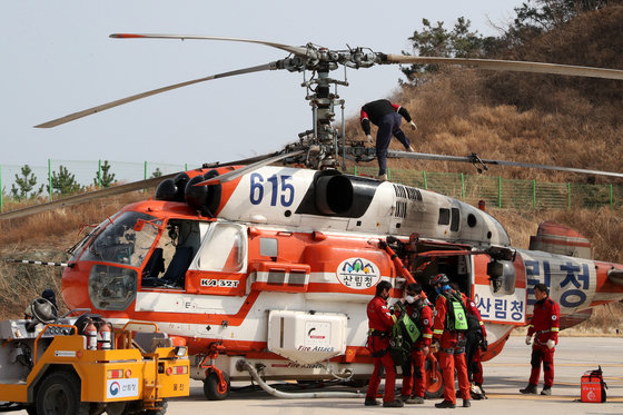 산림청 산림항공본부 공중진화대원들이 12일 울진산림항공관리소 활주로에서 울진 응봉산 진화작전 투입에 앞서 방염복 등 장비를 확인하고 있다. 공중진화대는 특수부대 출신들로 헬기 급속로프를 이용 산불 가운데 뛰어들어 방화선을 구축하고 기계화장비 등으로 진화작업을 하는 최정예 진화팀이다.(산림청제공)2022.3.12/뉴스1 © News1