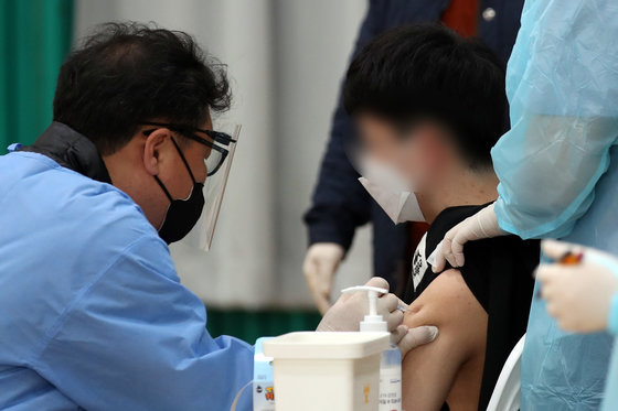 광주의 한 중학교 강당에서 의료진이 학생들을 상대로 코로나19 백신 접종을 하고 있다. 뉴스1