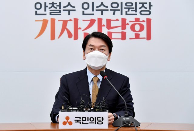 윤석열 대통령 당선인의 대통령직인수위원장에 임명된 안철수 국민의당 대표가 14일 서울 여의도 국회에서 기자간담회를 하고 있다. 사진공동취재단