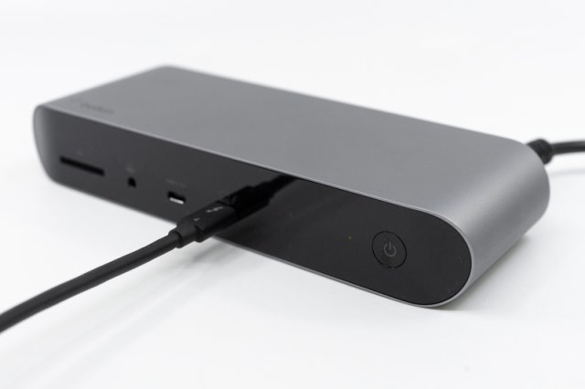 디스플레이는 썬더볼트 4 혹은 후면의 HDMI 단자 2개로 연결한다. 출처=IT동아